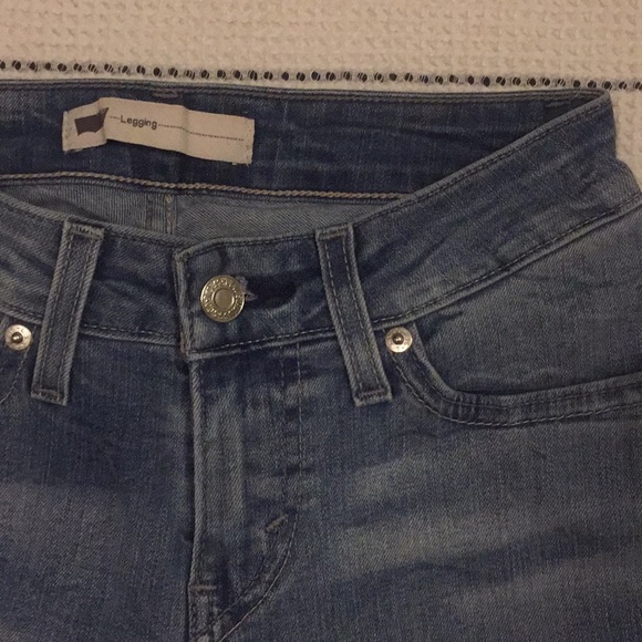 Levi’s “legging” style jeans rips in the knees - Picture 3 of 5